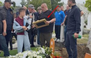 Dinu poslije sahrane prišao nepoznati čovjek, dao mu 0vo i napravio ha0s: Dino počeo da Iomi, pada na pod i urliče